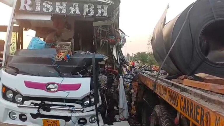 ਟੂਰਿਸਟ ਬੱਸ ਤੇ ਟਰਾਲੇ ਵਿਚਾਲੇ ਭਿਆਨਕ ਟੱਕਰ, 2 ਔਰਤਾਂ ਦੀ ਮੌਤ