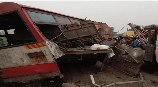 ਬੱਸ ਦੀ ਟੈਂਕਰ ਨਾਲ ਹੋਈ ਭਿਆਨਕ ਟੱਕਰ, 2 ਲੋਕਾਂ ਦੀ ਮੌਕੇ ‘ਤੇ ਹੀ ਮੌਤ